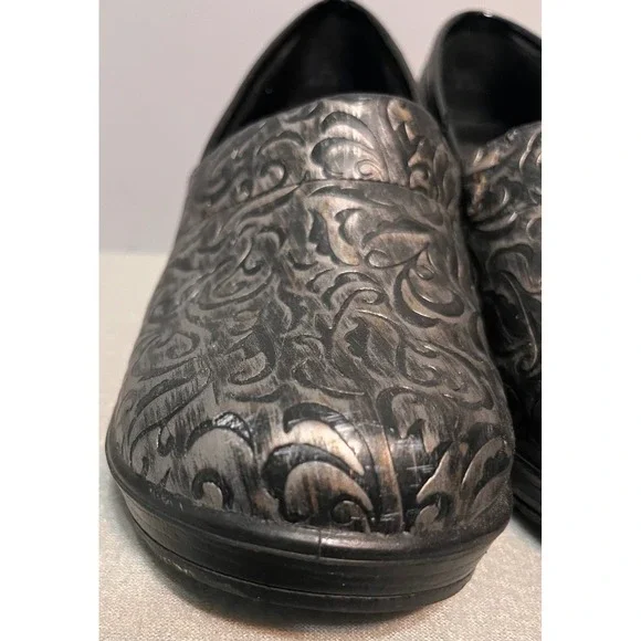 Easy Works by Easy Street Womens Slip Resistant Clogs Embossed Scroll 9M Black - Picture 3 of 9